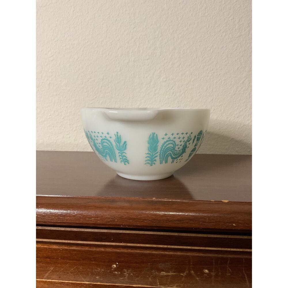 Vintage turquoise amish butterprint 441 1.5 pt white Cinderella mixing bowl - Picture 3 of 8